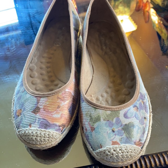 Michelle D Slip ons - Picture 5 of 7